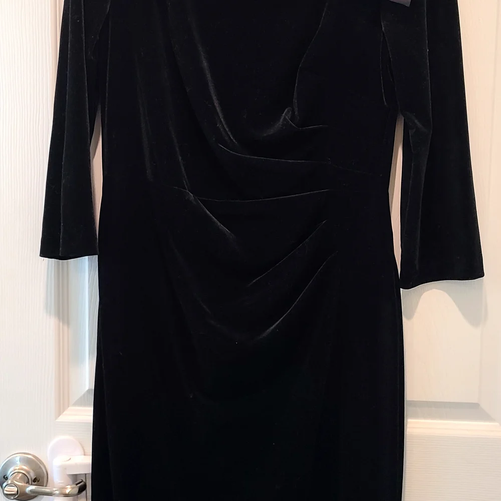 Elegant Black Velvet Dress with Bow Detail - Picture 2 of 4